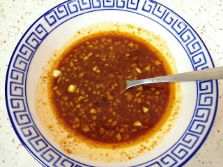 14、自制猪皮冻,再根据自己的口味加入香醋、盐、蔬之鲜和酱蘸汁，调好蘸料汁。 