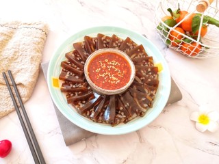 15、自制猪皮冻,将蘸汁放在一个小盘子里，摆在皮冻中间。