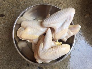 2、麻辣卤鸡翅,将鸡翅洗净