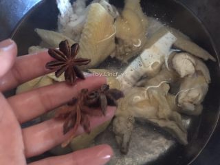 5、麻辣卤鸡翅,再放入锅中，加入刚好没过鸡翅的清水，加入八角