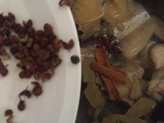 8、麻辣卤鸡翅,加入花椒