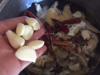 11、麻辣卤鸡翅,加入蒜瓣