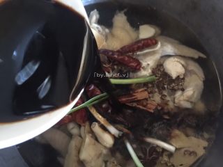 13、麻辣卤鸡翅,加入料酒、生抽、老抽、盐大火煮开后转中小火煮约半小时上色入味即可