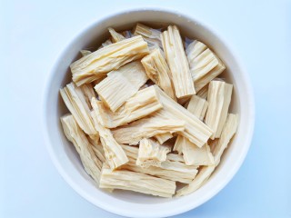 1、黄瓜拌腐竹,腐竹切段，