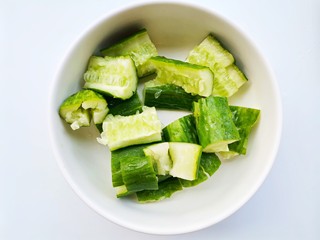 2、黄瓜拌腐竹,黄瓜切段拍扁。