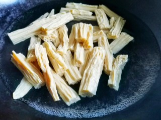 3、黄瓜拌腐竹,腐竹开水焯一下迅速捞出。