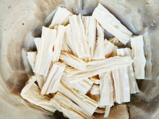 4、黄瓜拌腐竹,放入盆中。