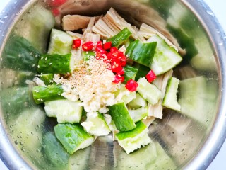 5、黄瓜拌腐竹,加入小米椒白芝麻蒜末。