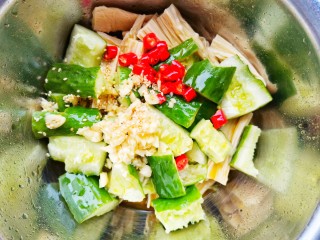 6、黄瓜拌腐竹,淋入一大勺热油。