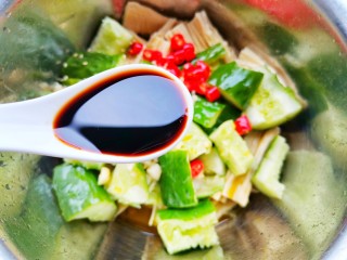 7、黄瓜拌腐竹,加2勺生抽，