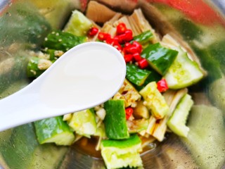 10、黄瓜拌腐竹,1勺米醋。