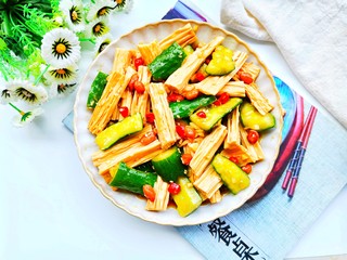 12、黄瓜拌腐竹,拌匀。