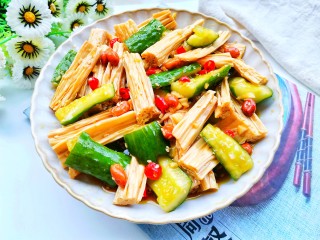 13、黄瓜拌腐竹,开吃。