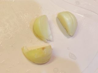 2、包心菜炒瘦肉,蒜切块