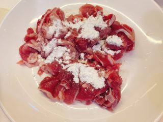 4、包心菜炒瘦肉,放入适量淀粉