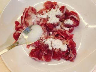 5、包心菜炒瘦肉,放入1小勺盐