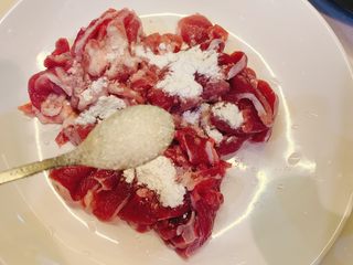 6、包心菜炒瘦肉,放入2勺糖