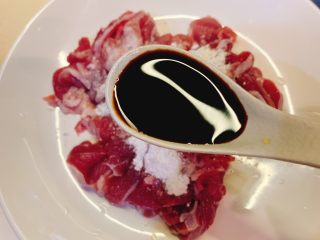 7、包心菜炒瘦肉,放入1勺生抽