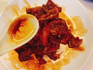 9、包心菜炒瘦肉,放入一勺料酒，搅拌均匀，腌制15分钟