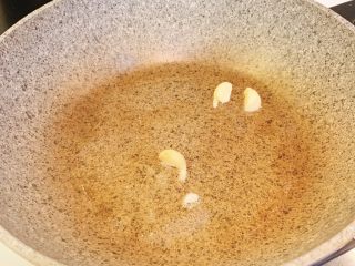 12、包心菜炒瘦肉,冷锅热油，放入蒜，翻炒出香味