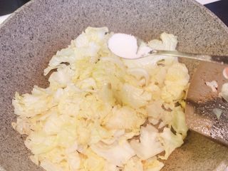 14、包心菜炒瘦肉,加入1小勺盐、翻炒均匀，如果太干可以加入1-2勺水，炒软