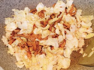 15、包心菜炒瘦肉,放入炒好的瘦肉、翻炒均匀