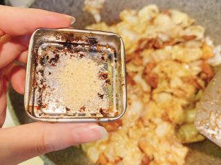 16、包心菜炒瘦肉,最后加入适量鸡精、翻炒均匀出锅