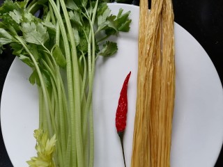 1、芹菜拌腐竹,准备好所需材料