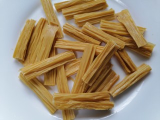2、芹菜拌腐竹,将腐竹剪成均匀的段状