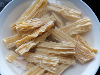3、芹菜拌腐竹,将腐竹提前浸泡好
