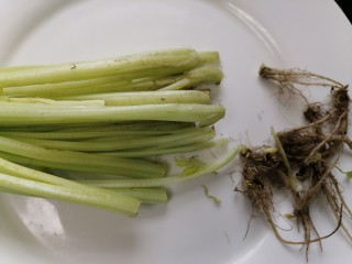 4、芹菜拌腐竹,将芹菜根部剪掉