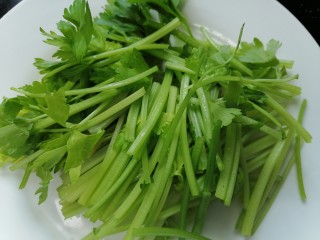 5、芹菜拌腐竹,将芹菜切成均匀的段状