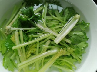 6、芹菜拌腐竹,将芹菜泡水清洗干净