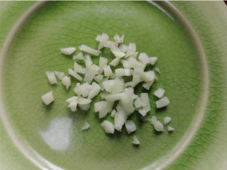9、芹菜拌腐竹,大蒜头剁成蒜末