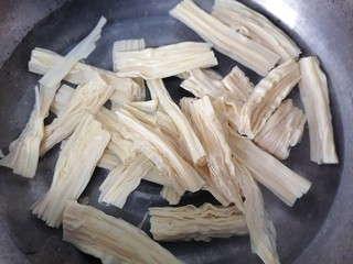 10、芹菜拌腐竹,腐竹放入锅内焯水煮熟