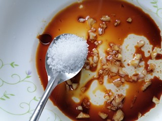 12、芹菜拌腐竹,放入生抽、蒜末、盐、白糖、热油各适量