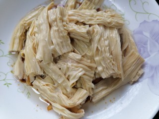 13、芹菜拌腐竹,将腐竹放入酱汁内
