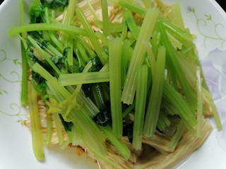 14、芹菜拌腐竹,将芹菜放入盘内