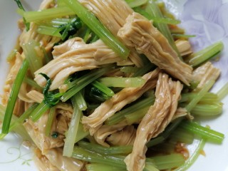 15、芹菜拌腐竹,将芹菜和腐竹搅拌均匀入味即可