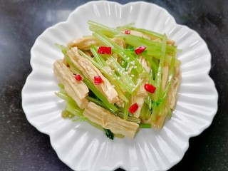16、芹菜拌腐竹,另外装一盘放上白芝麻和辣椒点缀