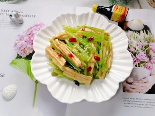 17、芹菜拌腐竹,拍上成品图，一道清爽又美味的芹菜拌腐竹就完成了。