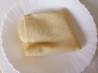 1、凉拌千张,准备四块千张洗净备用