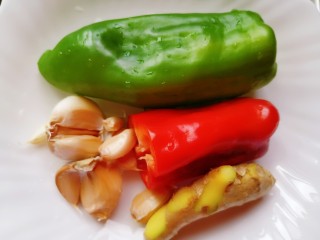 2、凉拌千张,青红椒姜蒜洗净备用