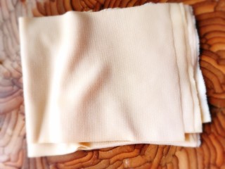 3、凉拌千张,先把千张对半切开