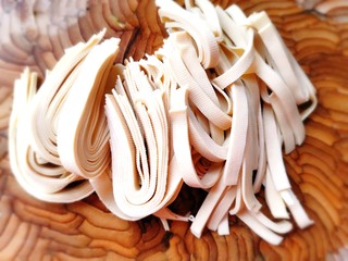 4、凉拌千张,再切成丝