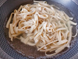 5、凉拌千张,锅中加水煮开，加适量盐，把千张丝焯水