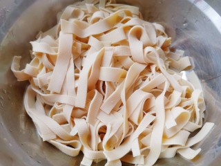 6、凉拌千张,捞起过凉水沥干水分备用