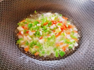 8、凉拌千张,起锅烧热加适量玉米油，将切好的青红椒末倒入锅中爆香