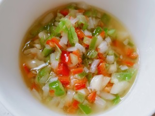 9、凉拌千张,盛入碗中