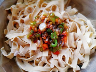 17、凉拌千张,将调好的料汁倒入千张丝里